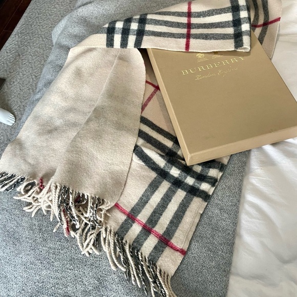 Rare Burberry Reversible Check Scarf with Pockets - Picture 10 of 17